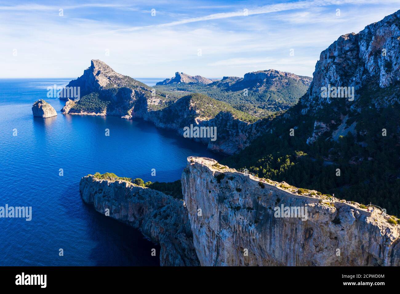 Mirador es Colomer point de vue et Na Ferrandell montagne, péninsule de Formentor, près de Pollença, image de drone, Majorque, Iles Baléares, Espagne Banque D'Images