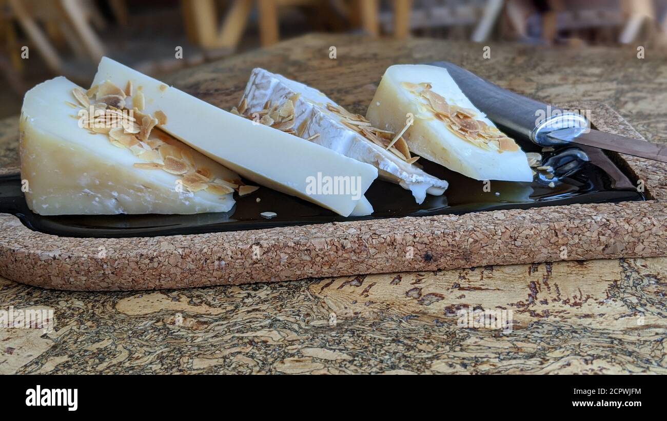 Gros plan sur la assiette de fromage. Bois et marbre avec différents types de fromage et amandes sur une table en bois. Banque D'Images