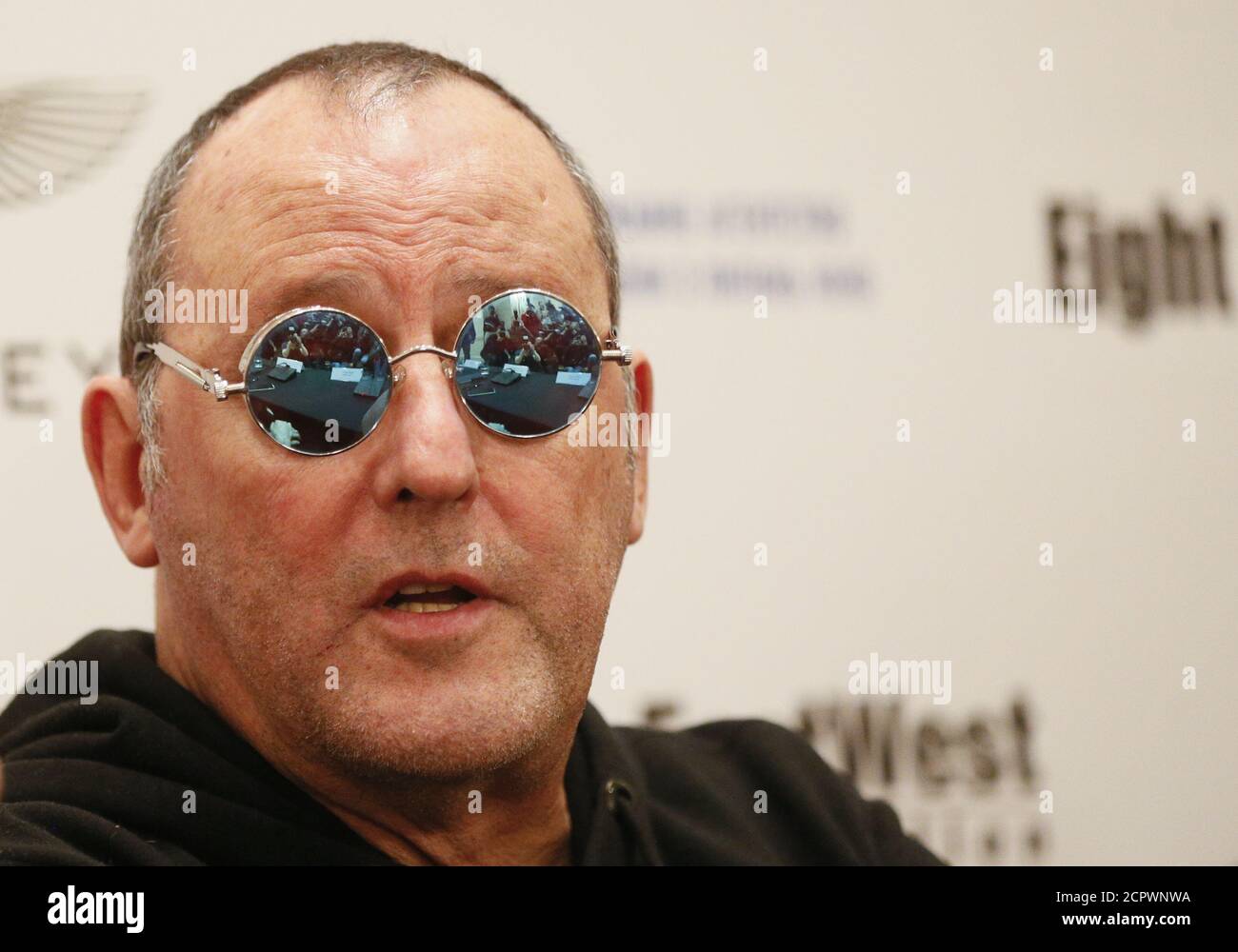 Les photographes sont pris en compte dans les lunettes de l'acteur français Jean  Reno lorsqu'il assiste à une conférence de presse pour son dernier film «  The Last Step » à Kiev,