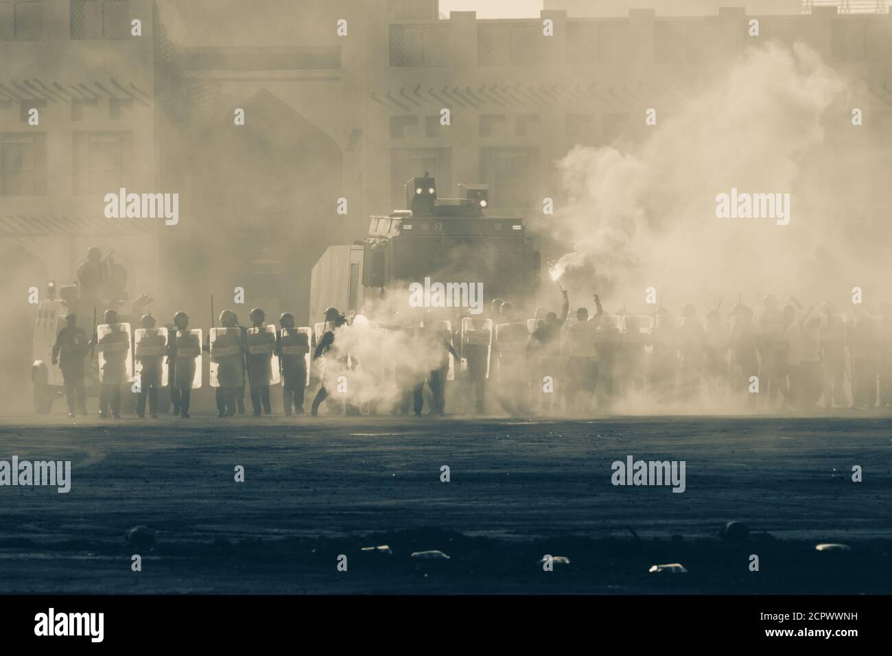 Riot police militaire réponse à une manifestation par des gaz lacrymogènes, fumée, feu, explosions. L'expression politique, l'émeute, de protestation, démonstration et militaires conc Banque D'Images