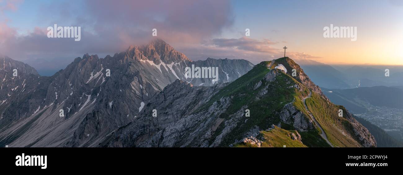 Vue sur le Reither Spitze et le Seefelder Spitze en Autriche au coucher du soleil. Banque D'Images