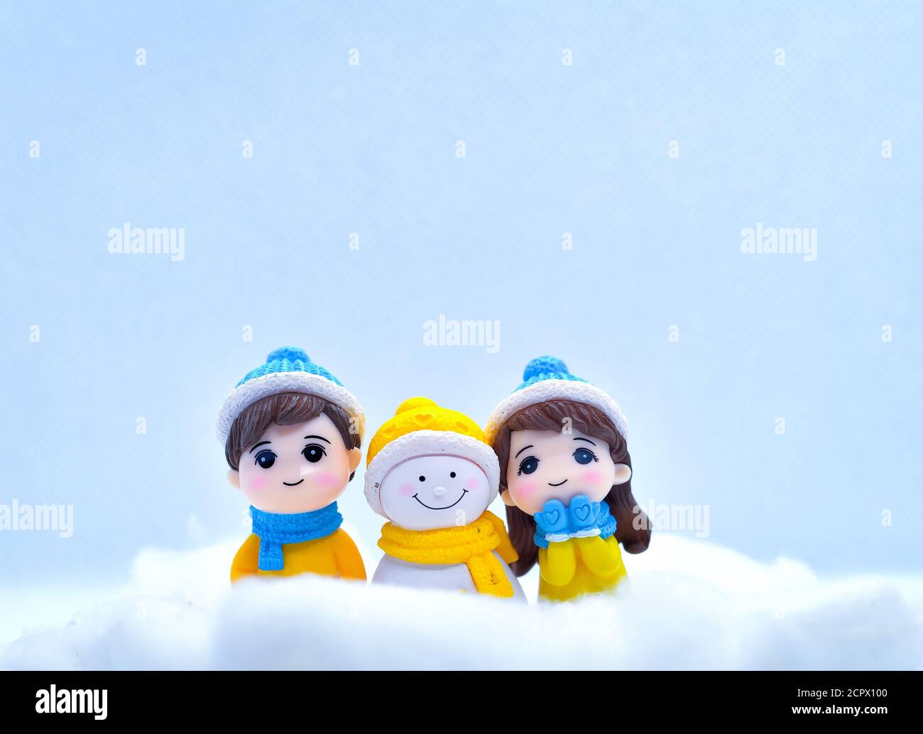 Tourisme et Voyage concept: Les personnes miniatures dans la neige d'hiver avec peu de bonhomme de neige Banque D'Images
