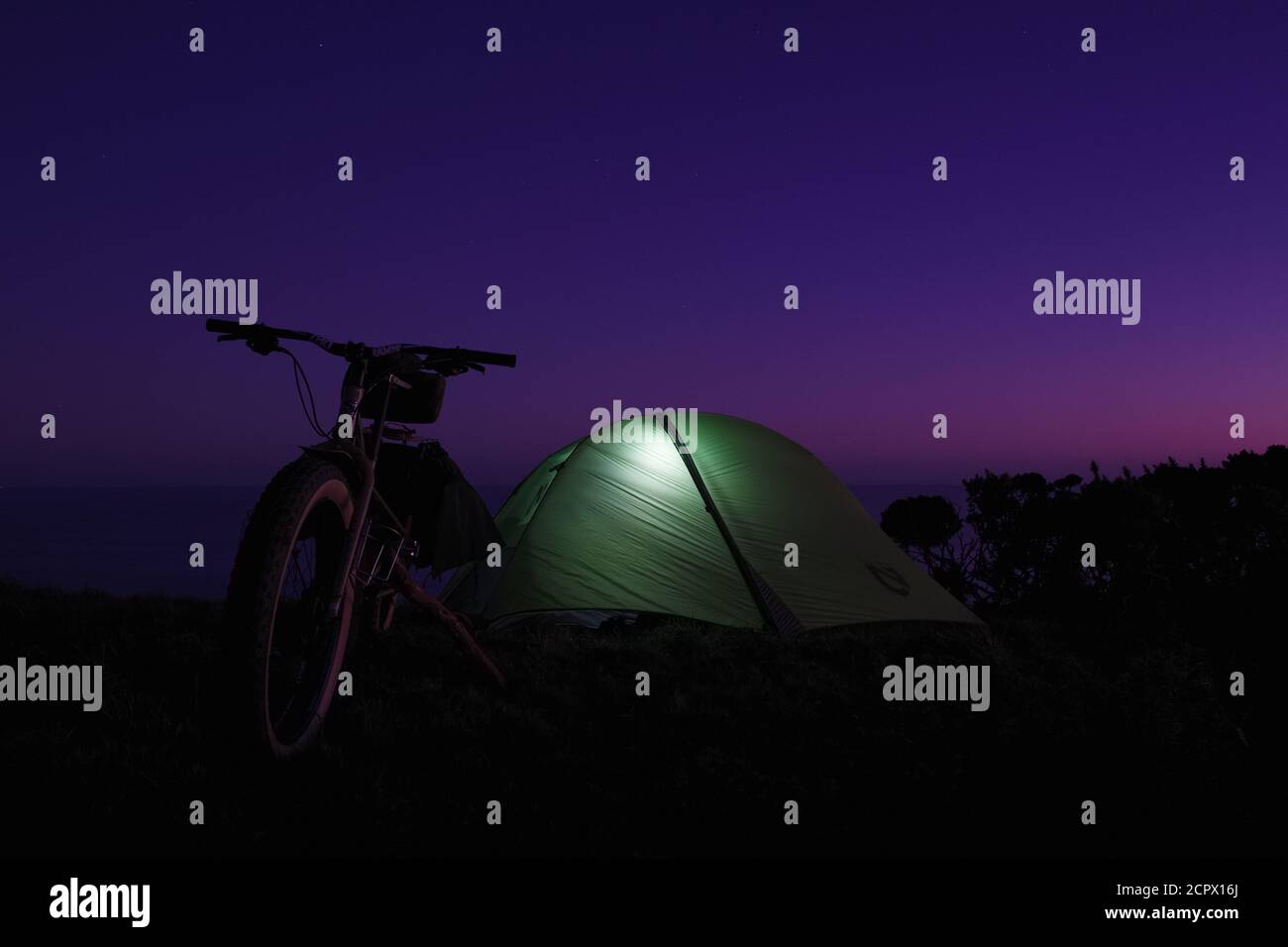 Camp sauvage au crépuscule tout en bikepacking Banque D'Images