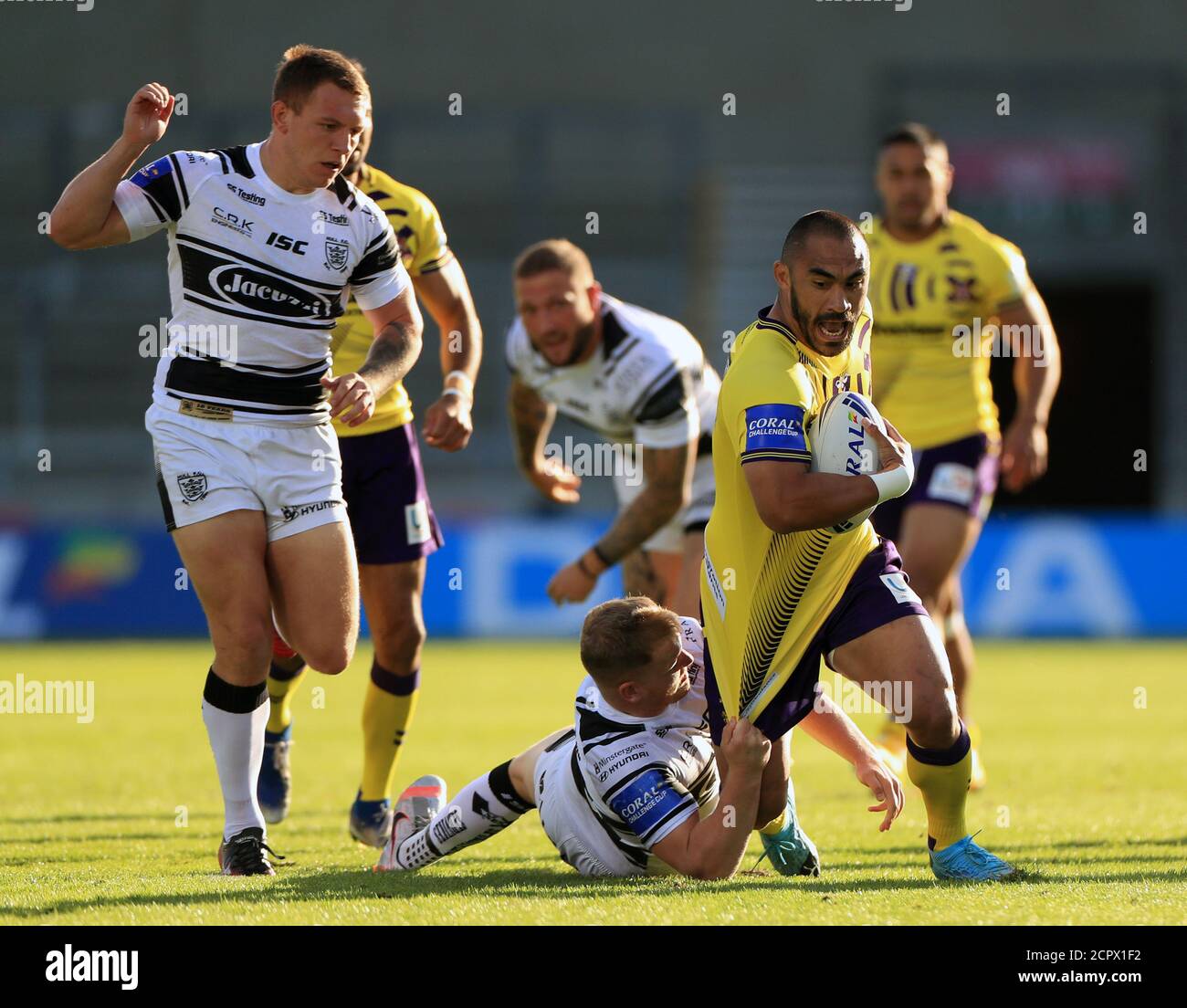 Jordan Johnstone de Hull s'attaque à Thomas Leuluai de Wigan (à droite) lors du match de la Super League de Betfred au stade AJ Bell, à Salford. Banque D'Images