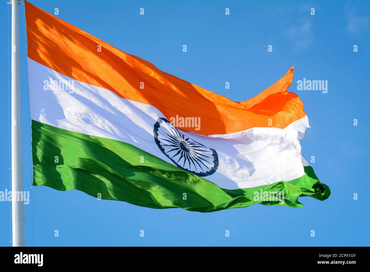 Drapeau indien agitant dans un air le jour de l'indépendance de l'inde. Avec ciel bleu naturel et fond de nuages avec avion Banque D'Images