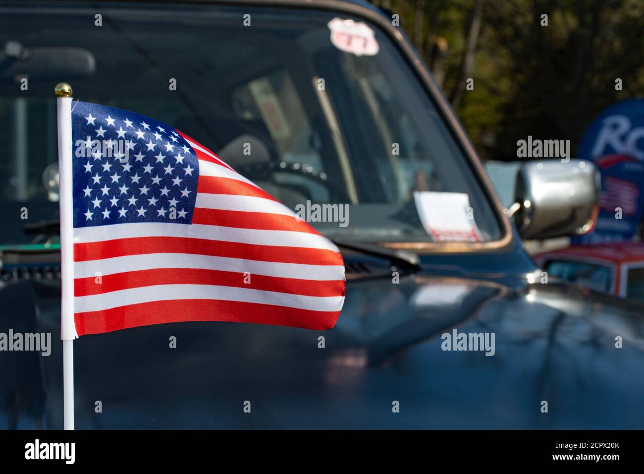 Drapeau américain agitant sur la voiture sur le quatrième de Juillet ou lors des élections présidentielles aux États-Unis Banque D'Images