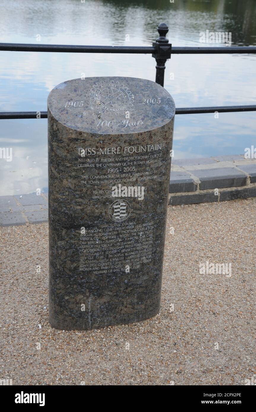 Pierre commémorative, DISS, Norfolk, célébrant le centenaire du mouvement Rotary. Banque D'Images