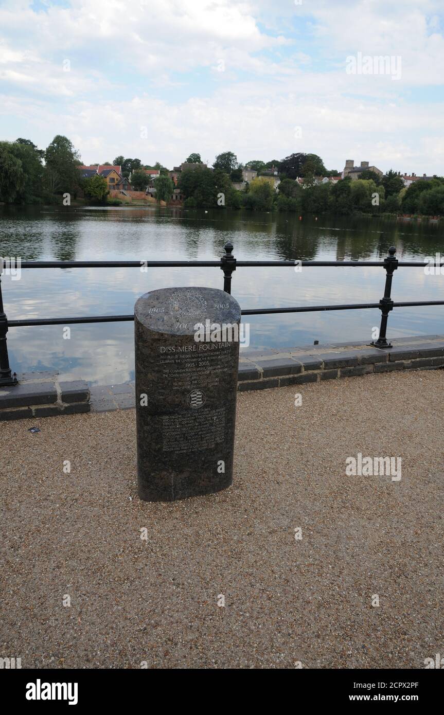 Pierre commémorative, DISS, Norfolk, célébrant le centenaire du mouvement Rotary. Banque D'Images