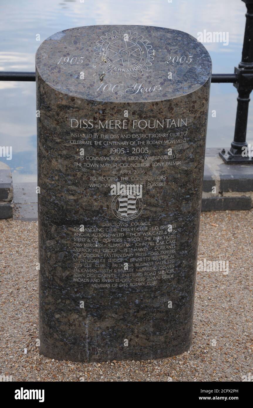 Pierre commémorative, DISS, Norfolk, célébrant le centenaire du mouvement Rotary. Banque D'Images