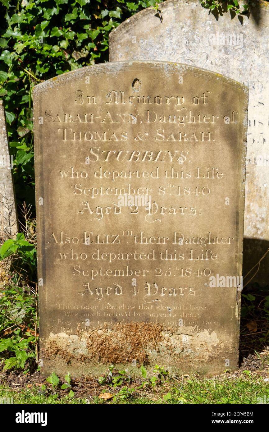 Gros plan de la tête déchirante montrant la mort de plus de 2 semaines de deux sœurs âgées de 2 et 4 ans (à partir de 1840), Eglise St Mary, Ely, Cambridgeshire, Royaume-Uni. Banque D'Images