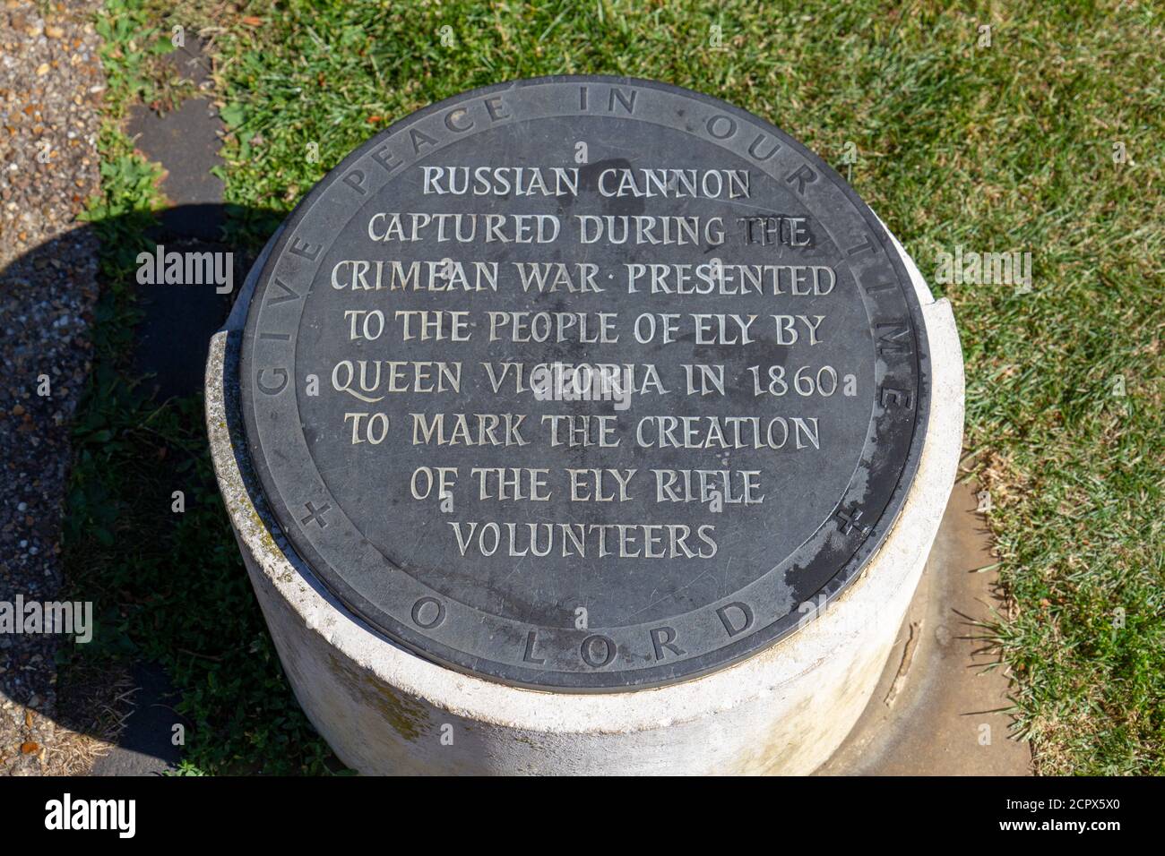 Plaque à côté d'un canon russe capturé pendant la guerre de Crimée présentée au peuple d'Ely en 1860, Ely, Cambridgeshire, Royaume-Uni. Banque D'Images