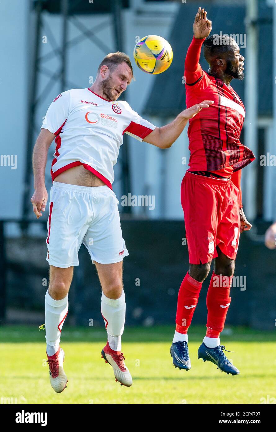 19 septembre 2020. Elgin City FC, Moray, Écosse, Royaume-Uni. Il s'agit du match amical d'avant-saison entre le Elgin City FC de la Scottish League 2 et le Brora Rangers FC, Scottish Highland Laegue. Brora Rangers a gagné le match 2-3. CONTENU DE L'IMAGE:- L 5 Brora - Mark Nicolson et R 10 Elgin - Smart Osadlor Credit - Jasperimage/AlamyLiveNews Banque D'Images