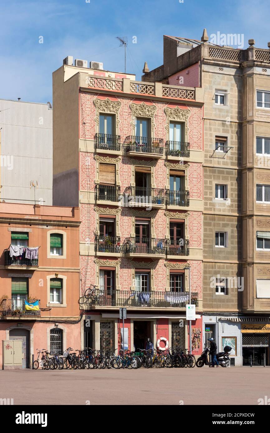 Barcelone, quartier portuaire, la Barceloneta, maison, façade, balcons, vélos Banque D'Images