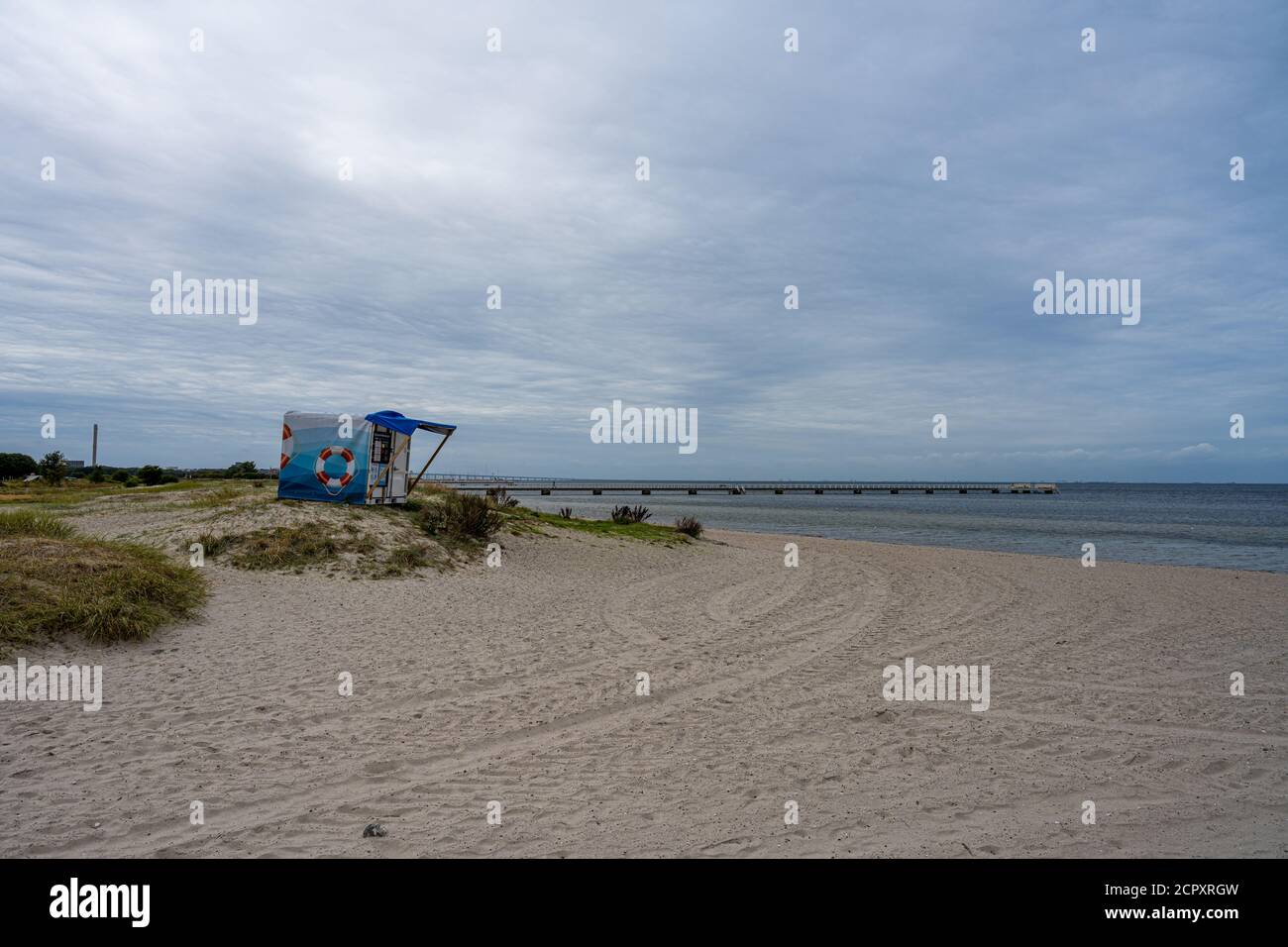 Une cabane de plage pour les sauveteurs à une plage de Malmo, dans le sud de la Suède. Bleu océan et bleu ciel nuageux Banque D'Images