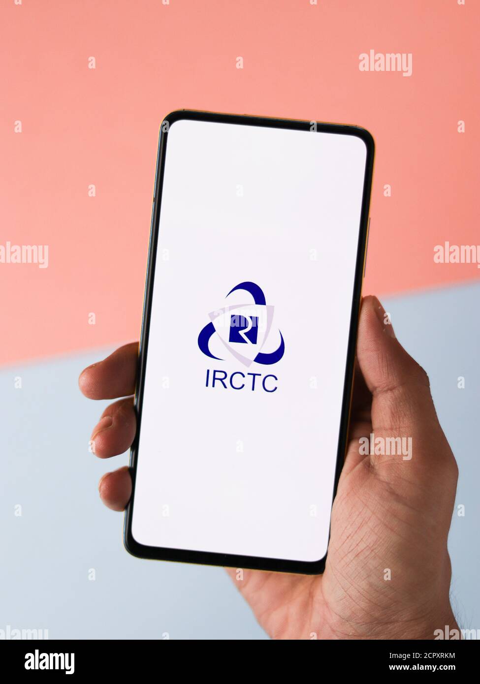 Assam, inde - 12 septembre 2020 : logo Irctc sur image de stock d'écran de téléphone. Banque D'Images