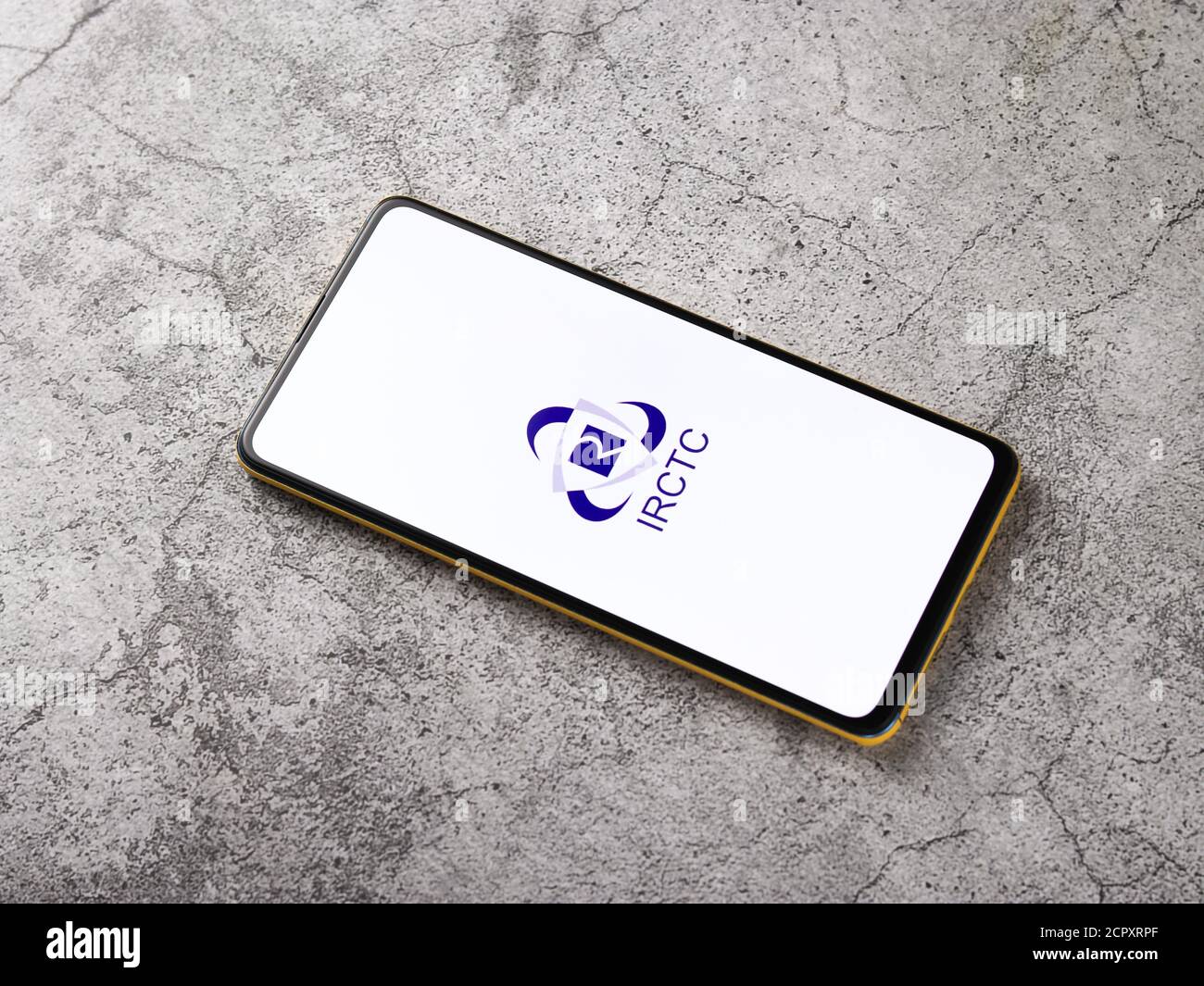 Assam, inde - 12 septembre 2020 : logo Irctc sur image de stock d'écran de téléphone. Banque D'Images