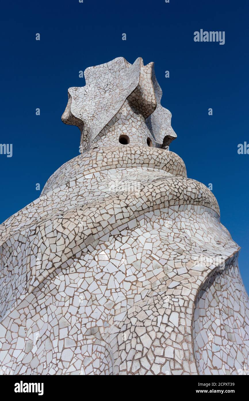 Barcelone, Casa Milá, la Pedrera, Antoni Gaudi, monument architectural, terrasse sur le toit, tige de ventilation Banque D'Images