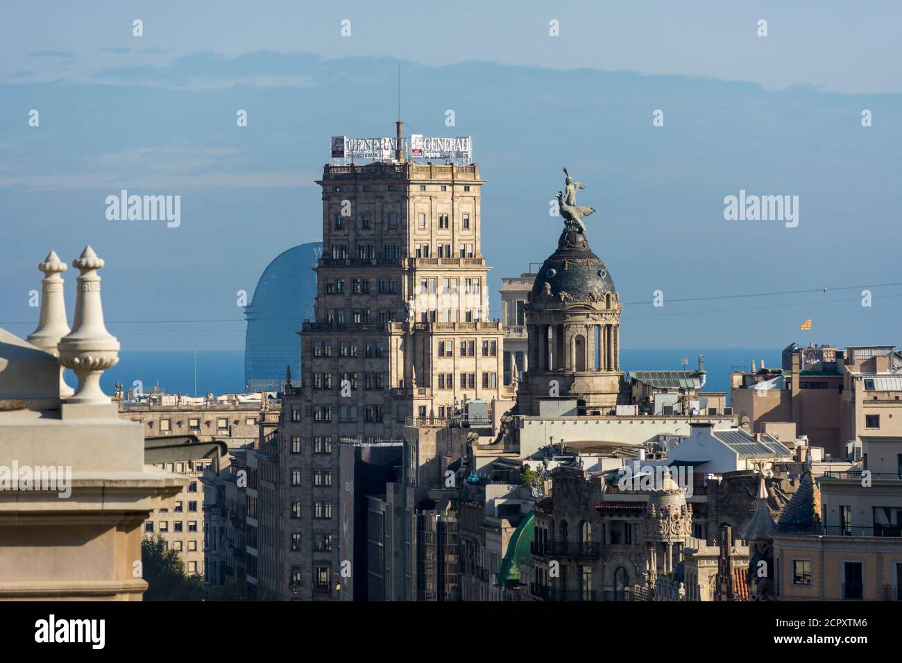 Barcelone, vue de Casa Milá (la Pedrera) vers la Méditerranée Banque D'Images