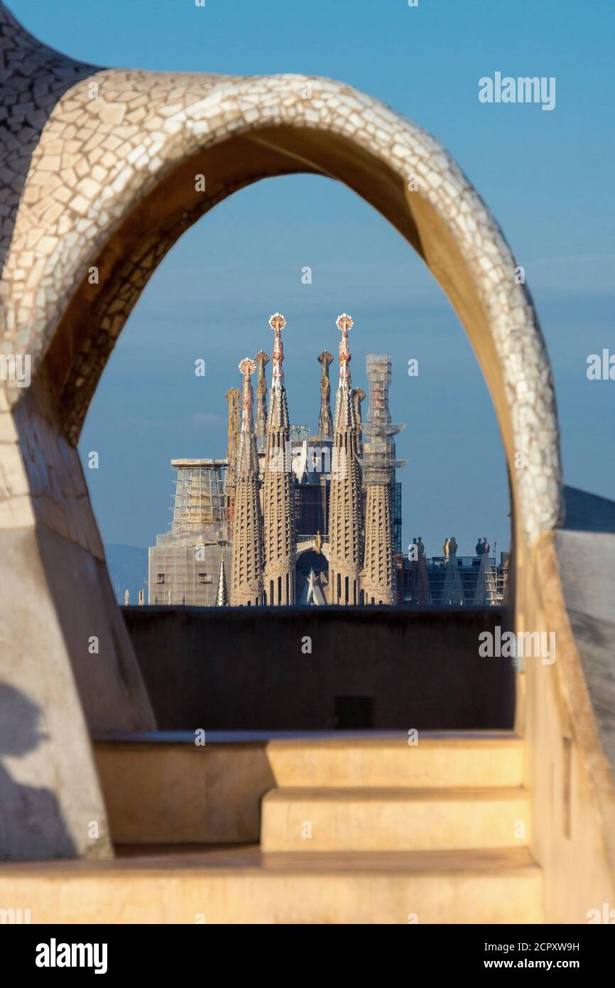 Barcelone, Casa Milá, la Pedrera, Antoni Gaudi, monument architectural, vue de la terrasse du toit à la Sagrada Familia (grues de construction Banque D'Images