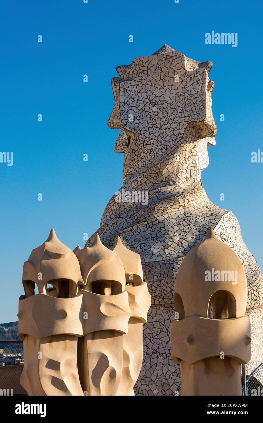 Barcelone, Casa Milá, la Pedrera, Antoni Gaudi, monument architectural, terrasse sur le toit avec puits de ventilation Banque D'Images
