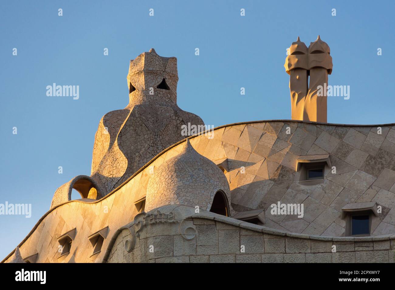 Barcelone, Casa Milá, la Pedrera, Antoni Gaudi, monument architectural, construction de toit avec puits de ventilation Banque D'Images