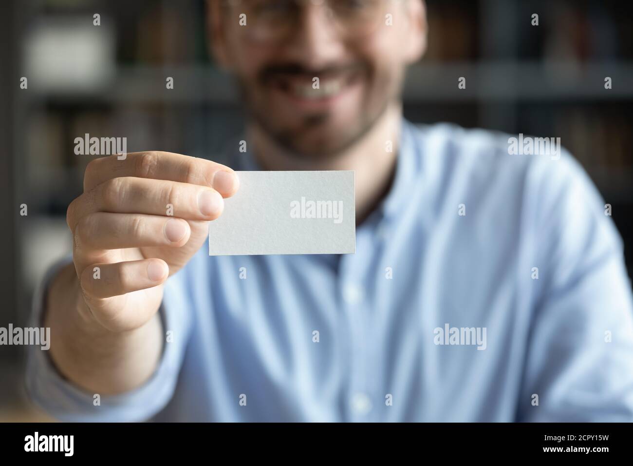 Gros plan d'un employé de race blanche présentant une carte de visite Banque D'Images