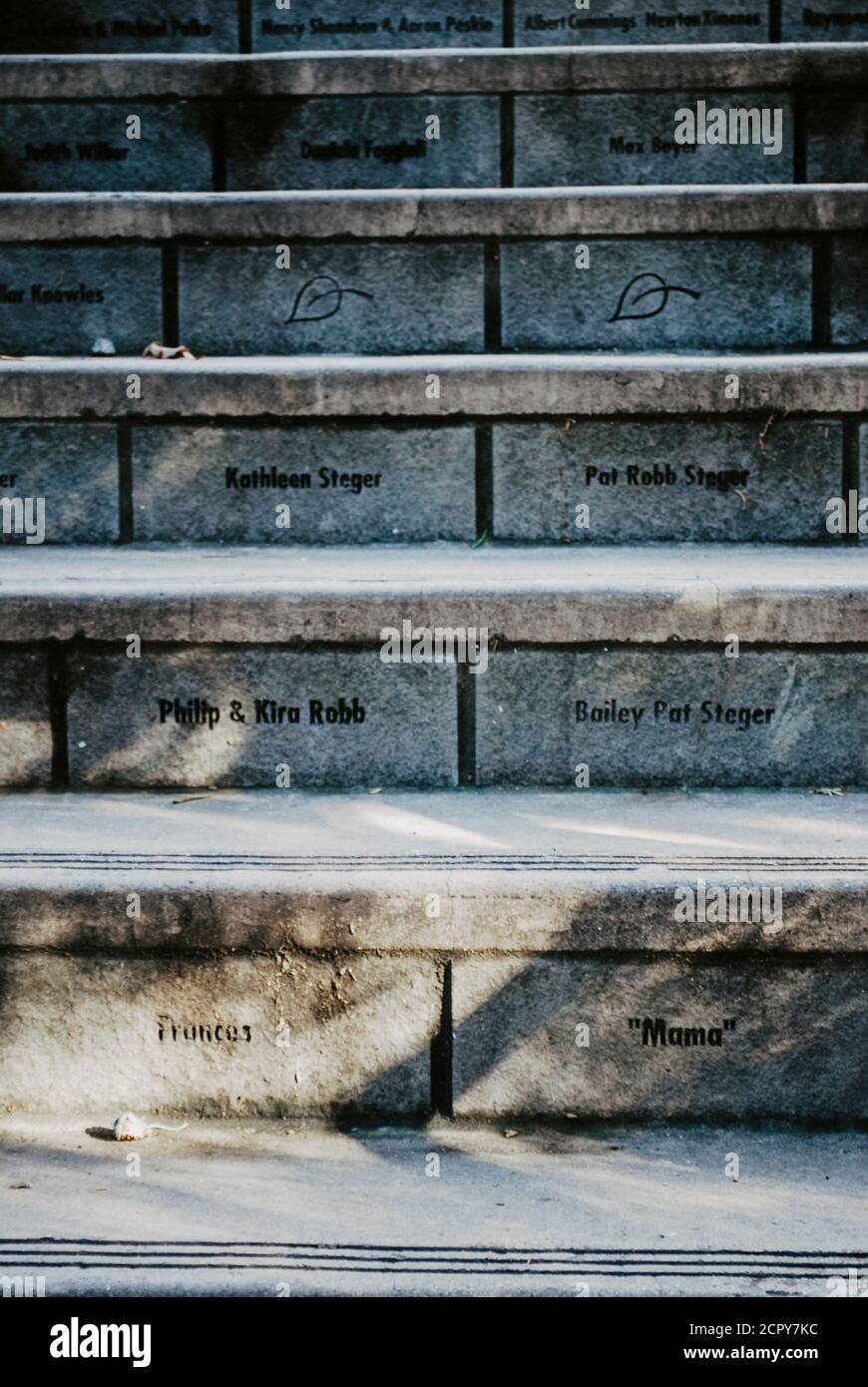 USA, Californie, San Francisco, marches avec des noms gravés sur la Coit Tower, chaque nom représente un donneur de construction d'escalier Banque D'Images