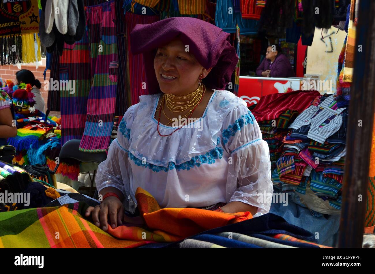 Otavalo femmes vendant des produits artisanaux sur le marché d'Otavalo, en Équateur Banque D'Images