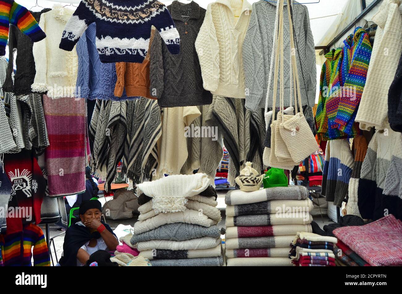 Otavalo femmes vendant des produits artisanaux sur le marché d'Otavalo, en Équateur Banque D'Images