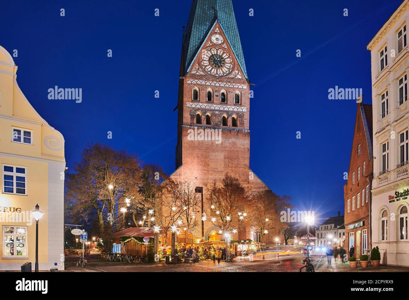 Noël, marché de Noël, prise de vue de nuit, vue sur la ville, Lüneburg, vieille ville, tour de l'église, église Saint Johannes, Am Sande Banque D'Images