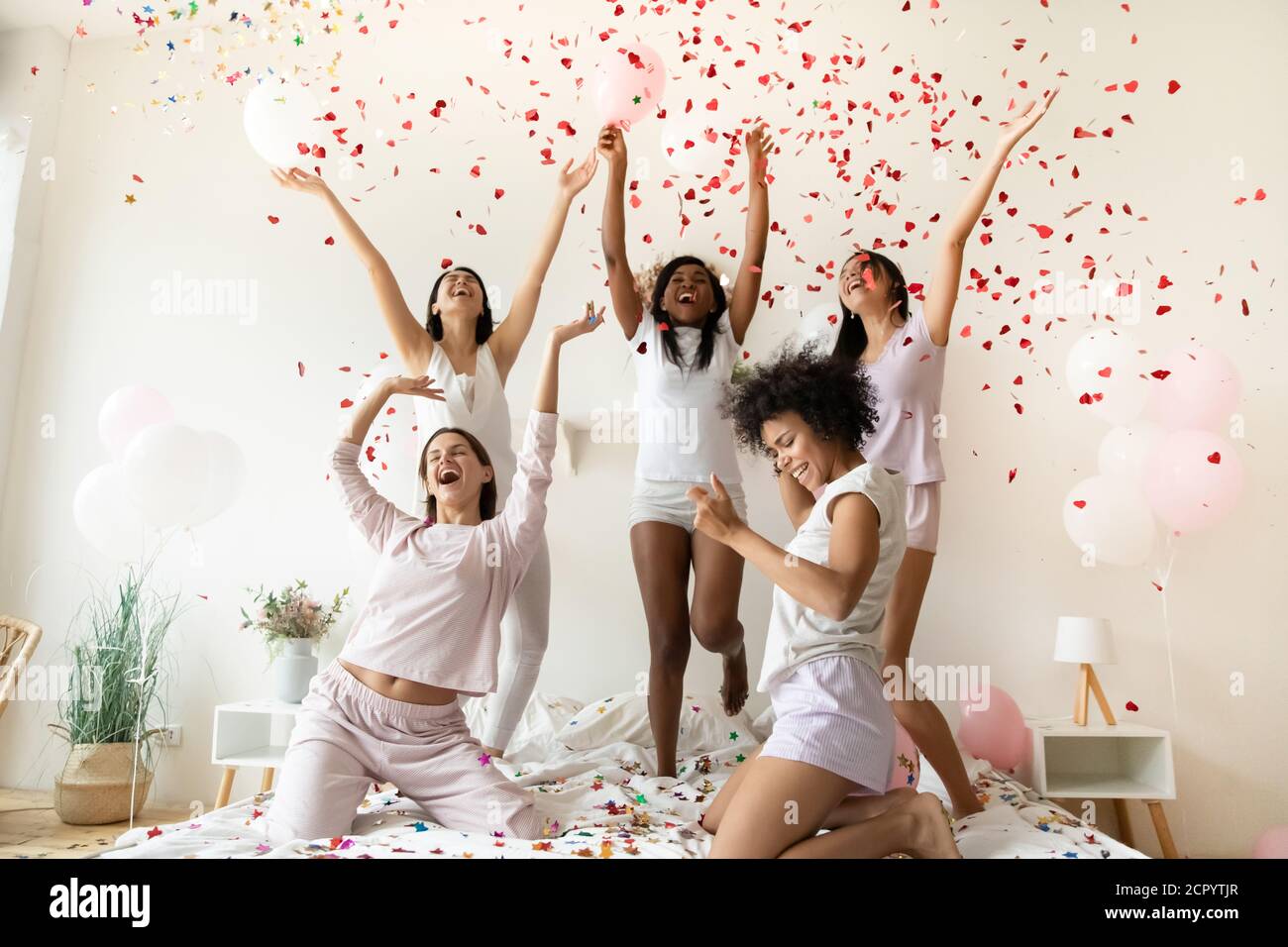 Les jeunes femmes festives multiraciales sont très joyeuses. Banque D'Images