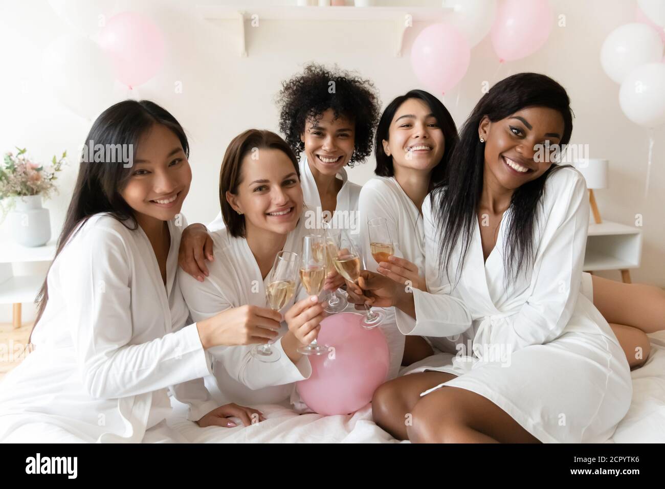 Portrait de jeunes amis souriants de race mixte appréciant la fête de Bachelorette. Banque D'Images