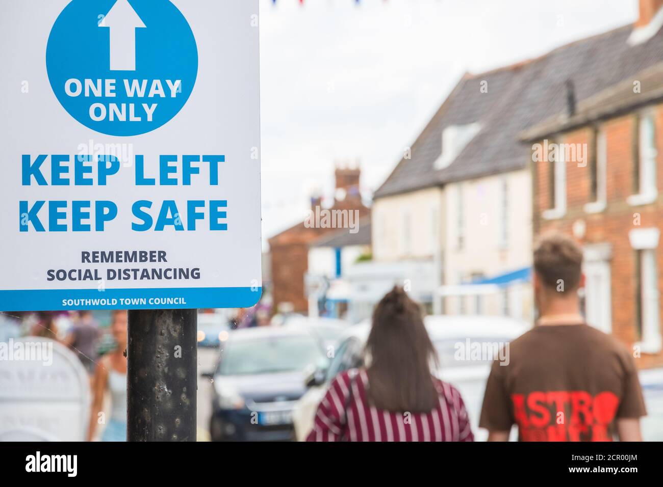 Suffolk, Royaume-Uni - 1er août 2020 - système à sens unique et signe de distance sociale affiché sur la rue de la ville balnéaire de Southwold Banque D'Images