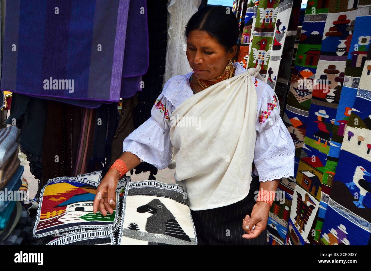Otavalo femmes vendant des produits artisanaux sur le marché d'Otavalo, en Équateur Banque D'Images