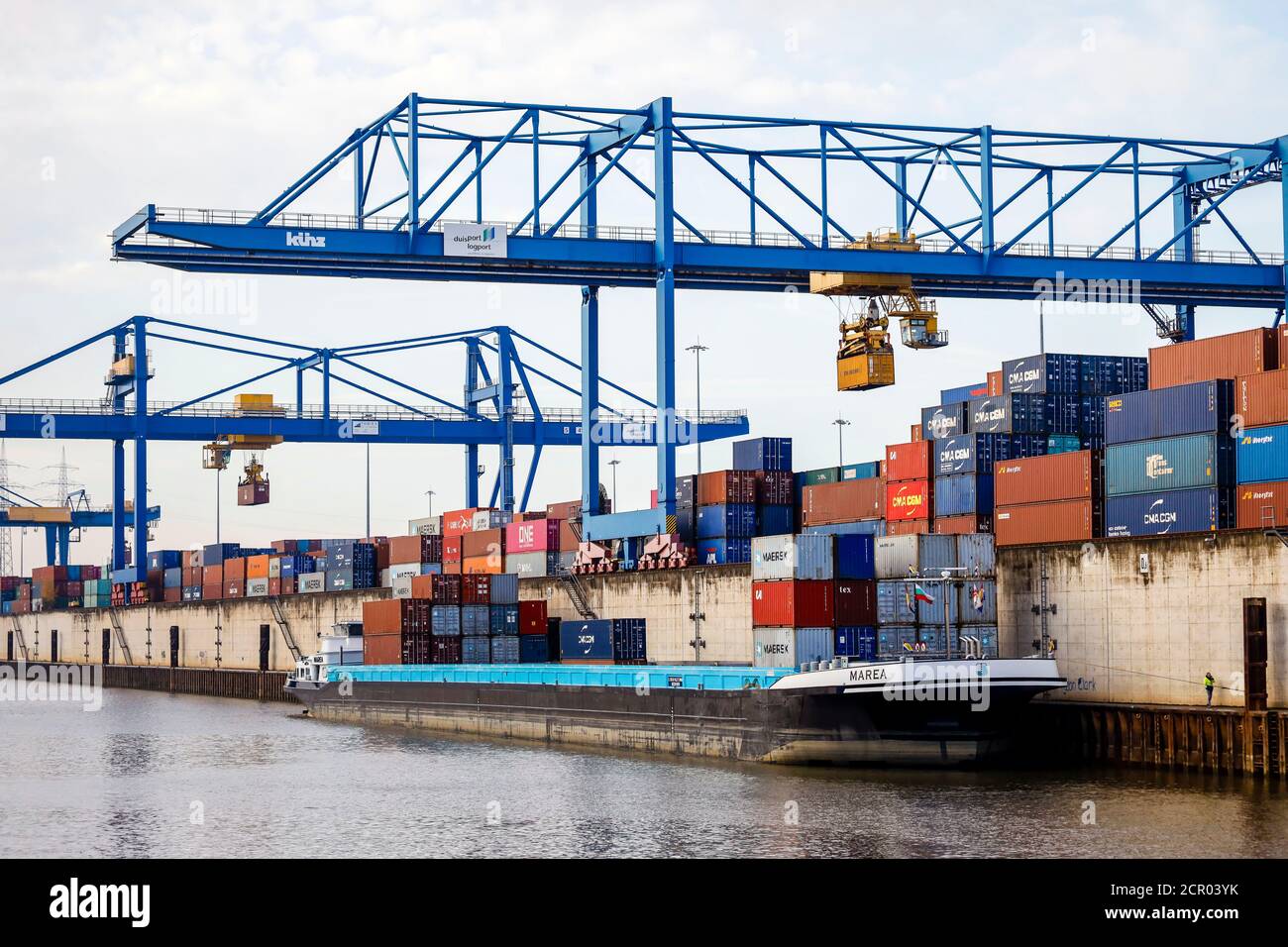Grue de port charge barge avec conteneurs, terminal de conteneur Duisport logport, port de Duisburg sur le Rhin, Duisburg, région de la Ruhr, Rhénanie-du-Nord-Westphalie, Banque D'Images