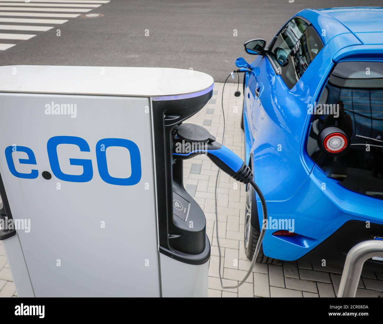 La voiture électrique E.GO Life recharge ses batteries à la station de charge électrique, Aachen, Rhénanie-du-Nord-Westphalie, Allemagne Banque D'Images