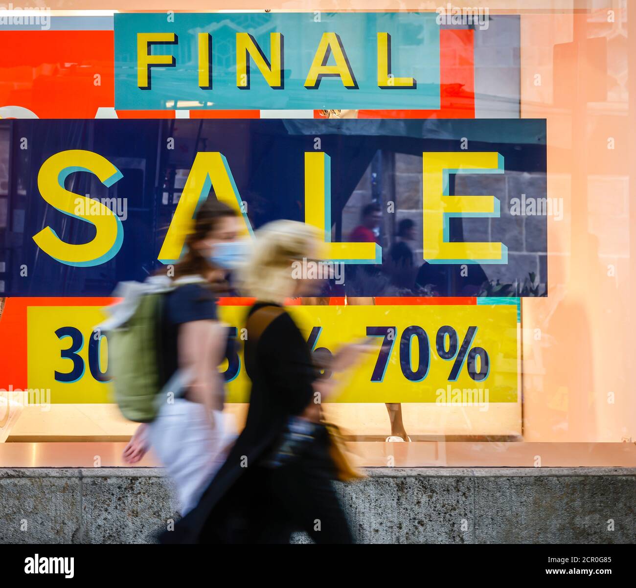 Essen, Rhénanie-du-Nord-Westphalie, Allemagne - bataille de rabais dans la crise corona, ventes au détail en temps de pandémie corona, affiches dans le magasin windo Banque D'Images