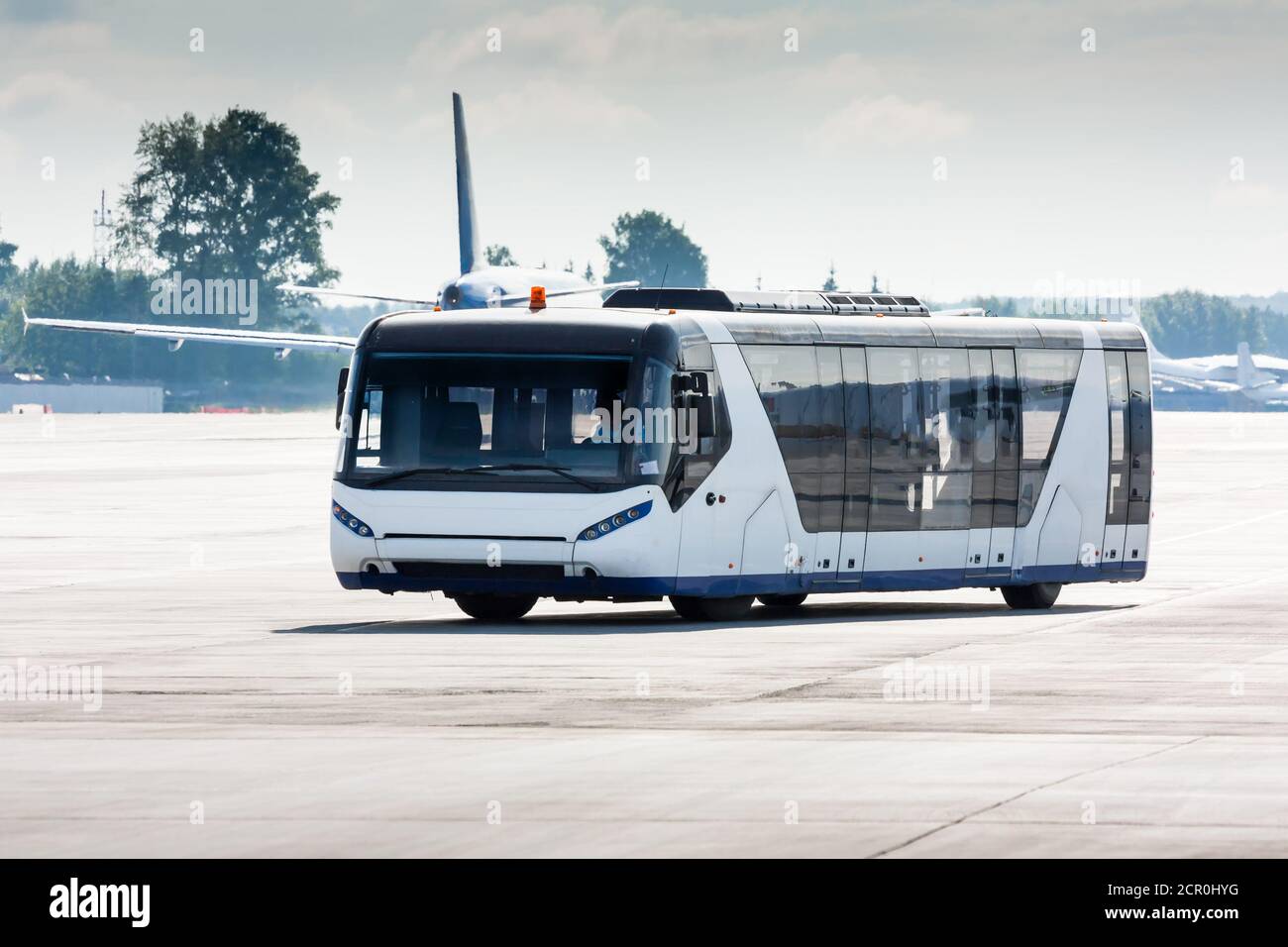 Bus de l'aéroport sur le tablier Banque D'Images