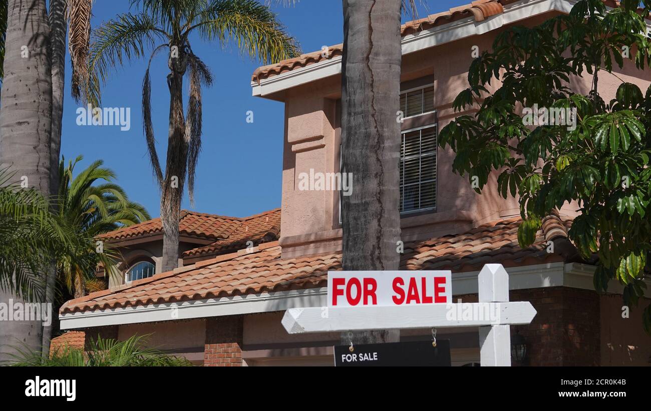 Panneau « à vendre » sur la maison de banlieue en Californie Banque D'Images
