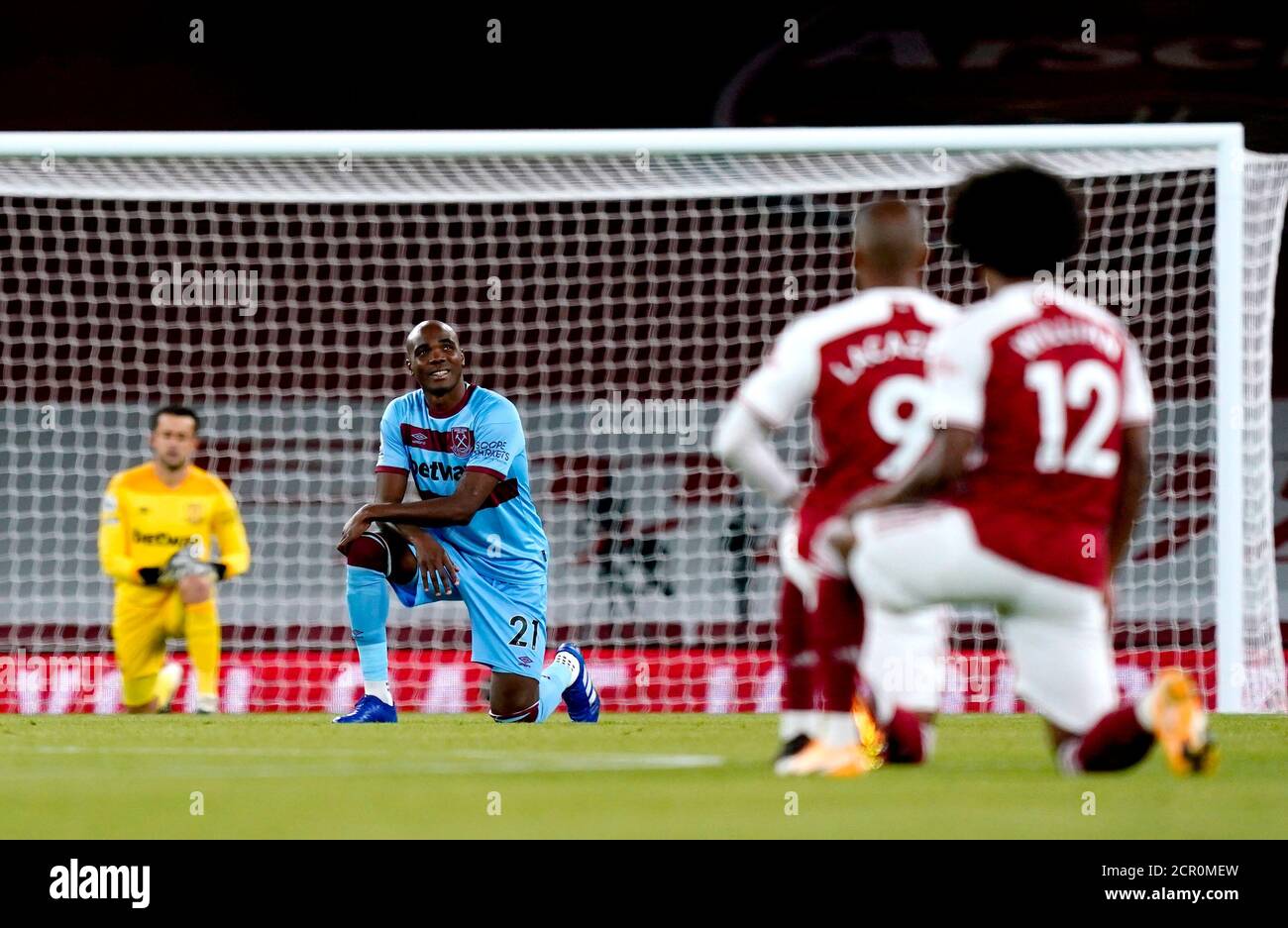 Angelo Ogbonna (deuxième à gauche), de West Ham United, prend un genou pour soutenir le mouvement Black Lives Matter avant le début du match de la Premier League au stade Emirates, Londres. Banque D'Images