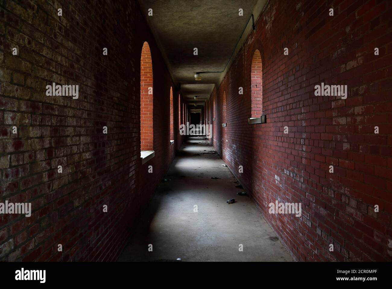 A brick corridor connects abandoned buildings on the grounds of the east campus of the historic St. Elizabeth's Hospital in Washington, July 28, 2012. The hospital complex - opened in the 19th century and once home to thousands of criminally and civilly committed mental health patients - is now divided into a federal parcel that is home to a modern mental health facility and Department of Homeland Security offices, and this parcel which the District of Columbia city government plans to redevelop. REUTERS/Jonathan Ernst    (UNITED STATES - Tags: POLITICS) Banque D'Images