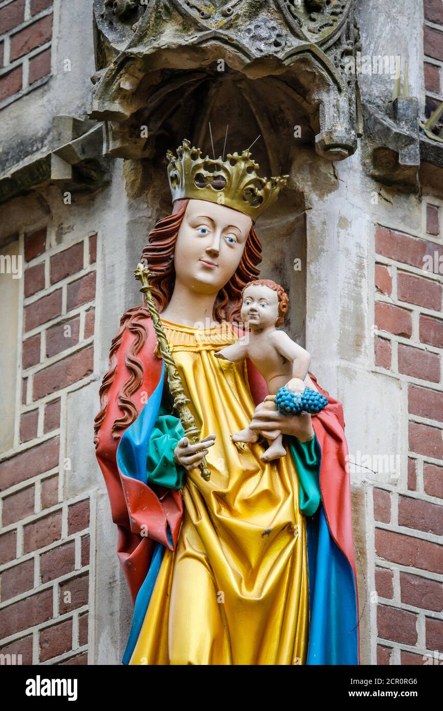 Figure de Marie sur la façade de la Johanneskapelle orthodoxe dans la vieille ville du lieu de pèlerinage Kevelaer, Basse-Rhin, Rhénanie-du-Nord-Westphalie, Banque D'Images