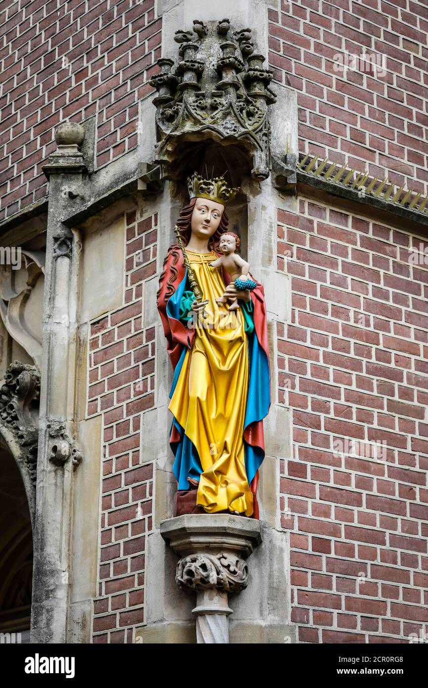 Figure de Marie sur la façade de la Johanneskapelle orthodoxe dans la vieille ville du lieu de pèlerinage Kevelaer, Basse-Rhin, Rhénanie-du-Nord-Westphalie, Banque D'Images
