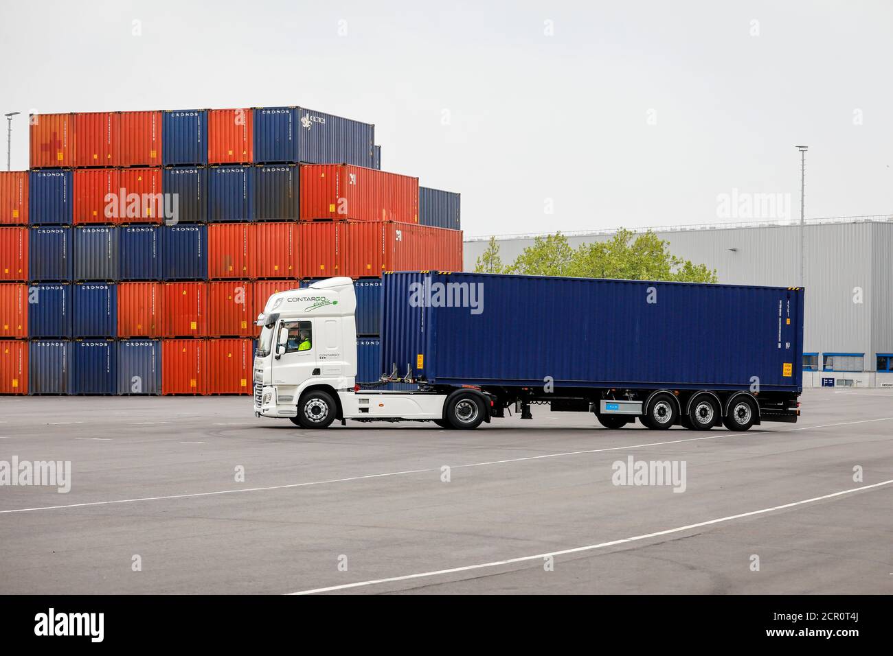 E-Truck, camion électrique transporte des conteneurs au port de Duisburg, région de la Ruhr, Rhénanie-du-Nord-Westphalie, Allemagne Banque D'Images
