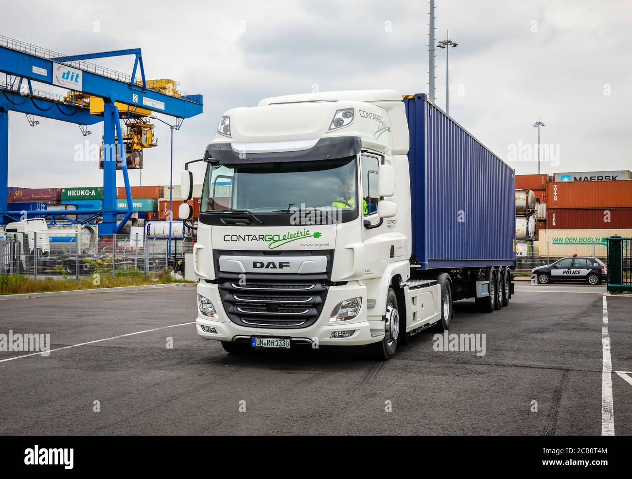 E-Truck, camion électrique transporte des conteneurs au port de Duisburg, région de la Ruhr, Rhénanie-du-Nord-Westphalie, Allemagne Banque D'Images