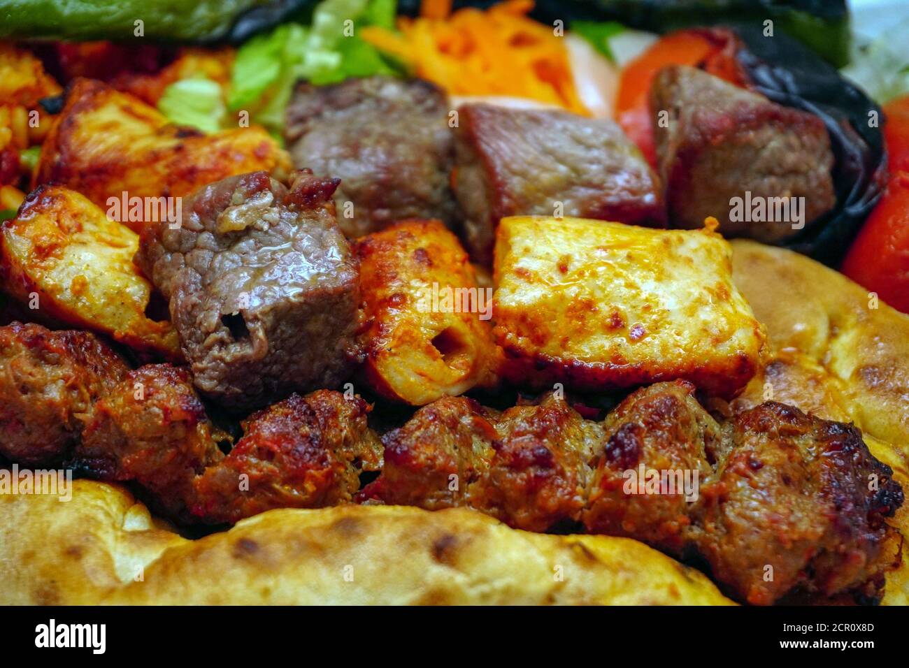 Mélange de kebab turc avec adana bish et poulet avec hors-d'œuvre Banque D'Images