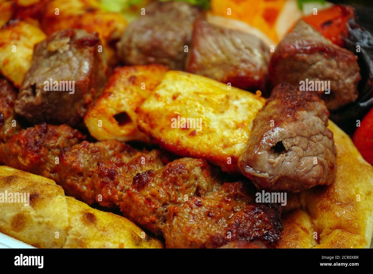 Mélange de kebab turc avec adana bish et poulet avec hors-d'œuvre Banque D'Images