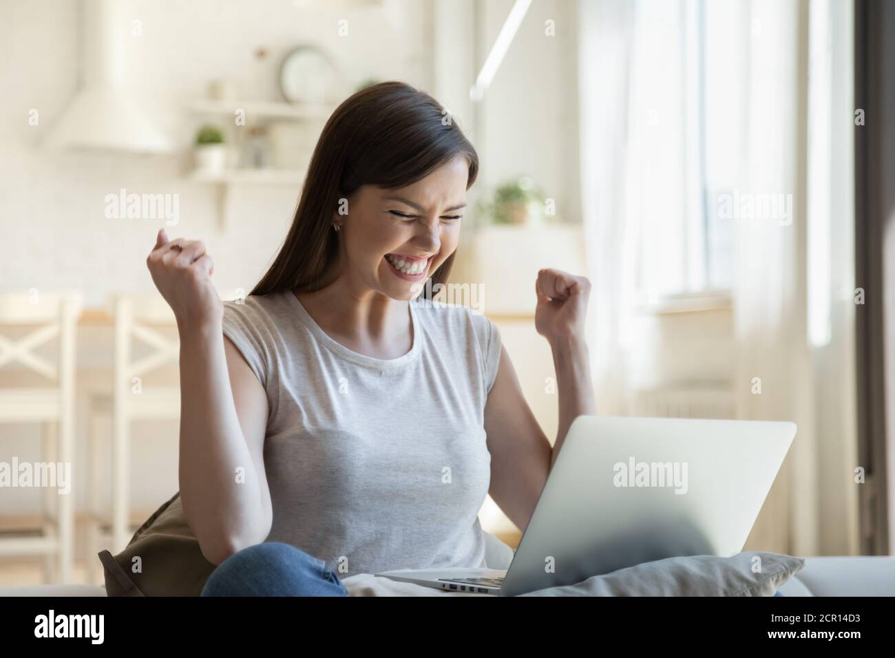 Une jeune femme heureuse des bonnes nouvelles reçues par e-mail Banque D'Images