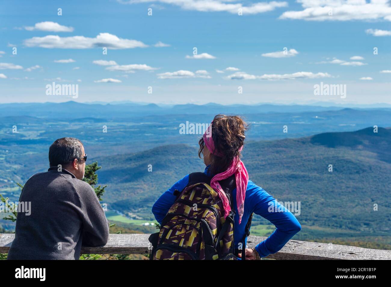 Sutton, CA - 17 septembre 2020 : les gens regardent la vue au sommet du mont Sutton, en automne Banque D'Images