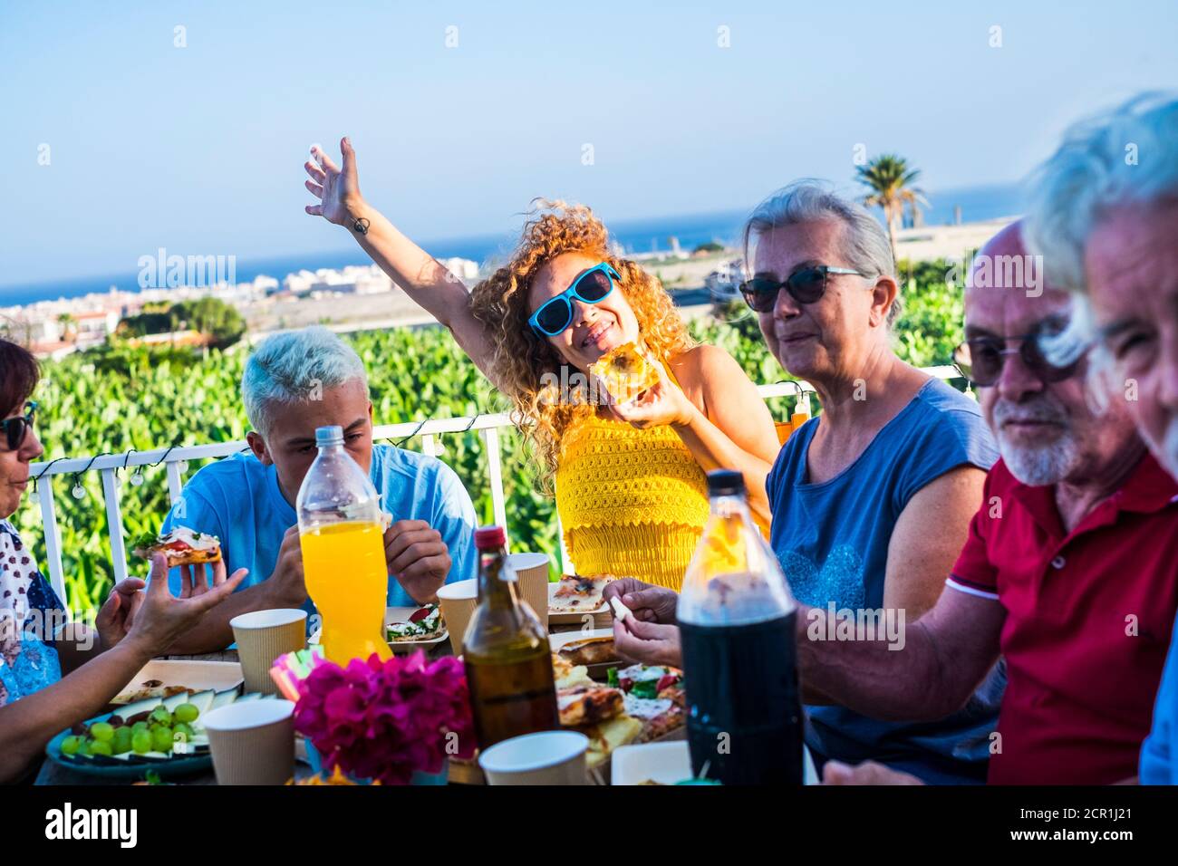 Famille et amis ont l'amusement en plein air avec la nourriture et les boissons pour le déjeuner à la maison dans la terrasse de campagne - les gens de caucase aiment l'amitié wi Banque D'Images